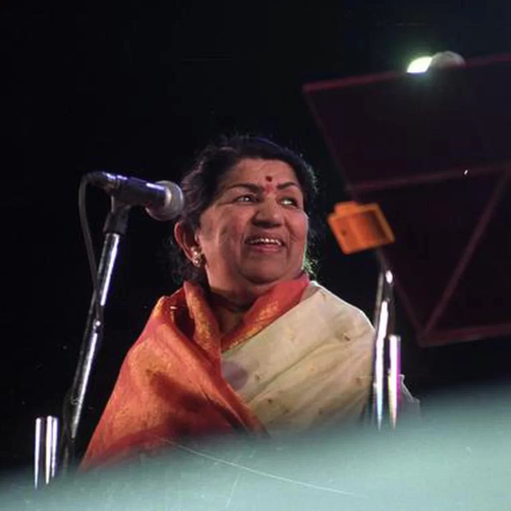 Lata Mangeshkar Singing
